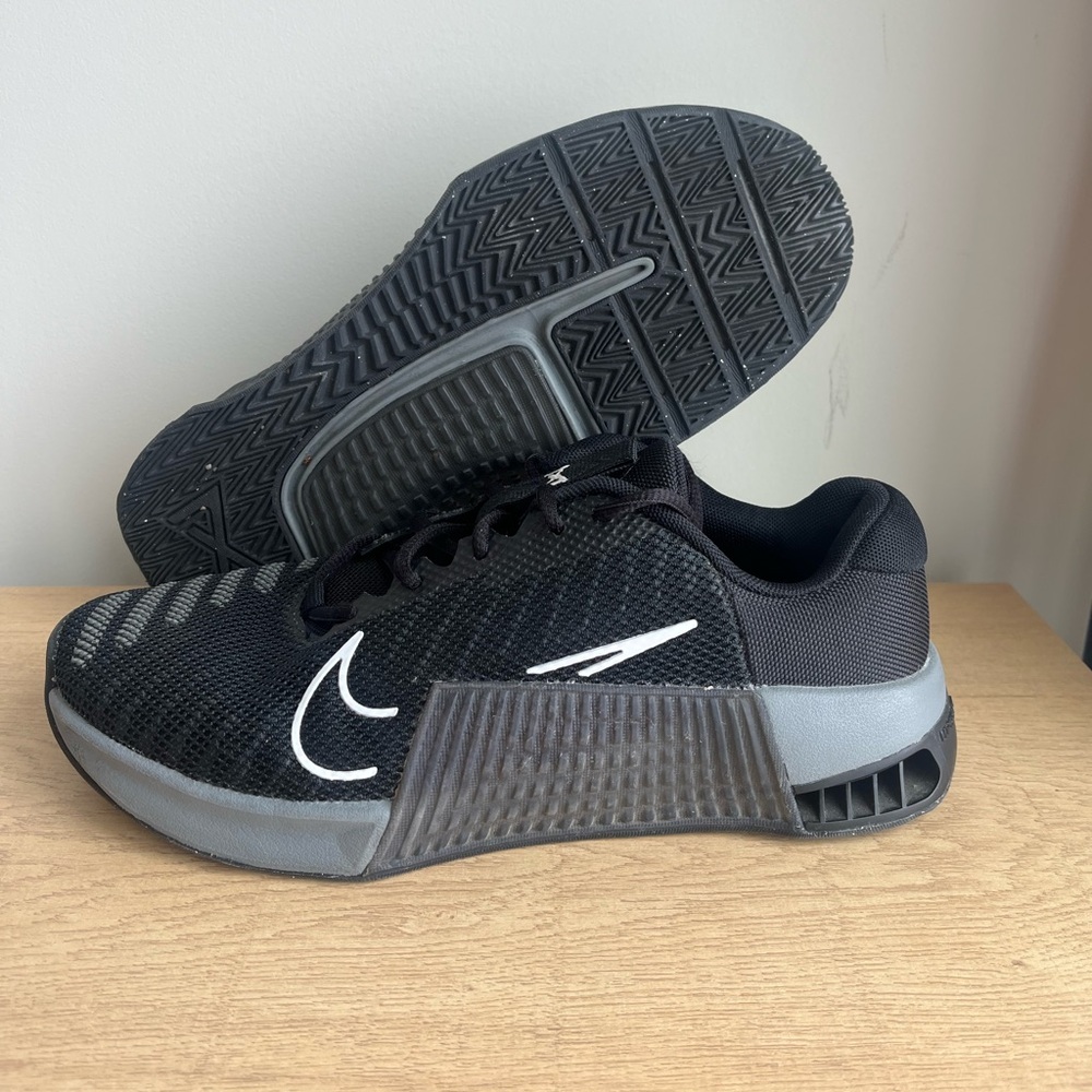 Nike Men's Black and Gray Athletic Shoes